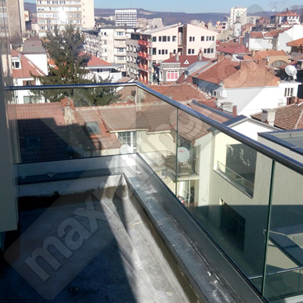 Стъклен парапет